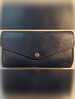 This item is a Louis Vuitton Sarah wallet in navy blue Epi leather.